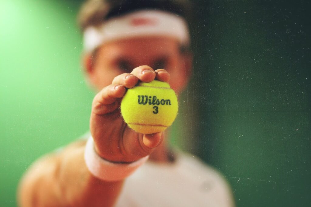 Tenista sostiene pelota wilson